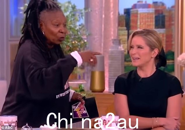 乌比·戈德堡 (Whoopi Goldberg) 从 The View 的桌子旁走开,而她的其他小组成员正在享受关于恋足癖的俏皮聊天