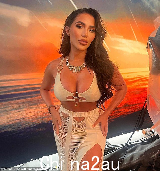 备受争议的 TOWIE 明星 Chloe,23 岁(如图),已被停演,可能会加入《老大哥》的众多明星行列,包括雪莉·巴拉斯 (Shirley Ballas)、丽贝卡·瓦尔迪 (Rebekah Vardy) 和路易斯·沃尔什 (Louis Walsh)