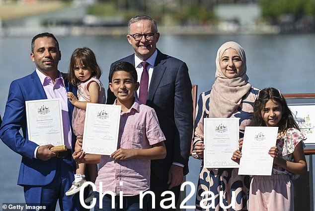 去年 1 月 26 日,安东尼·阿尔巴内塞 (Anthony Albanese) 为 Halawani 一家授予澳大利亚公民身份