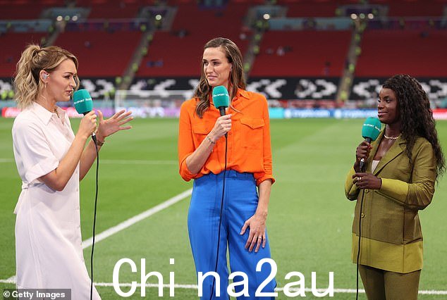 ITV 主持人 Laura Woods(左)与专家 Jill Scott 和 Eni Aluko(右)在英格兰男子比赛前
