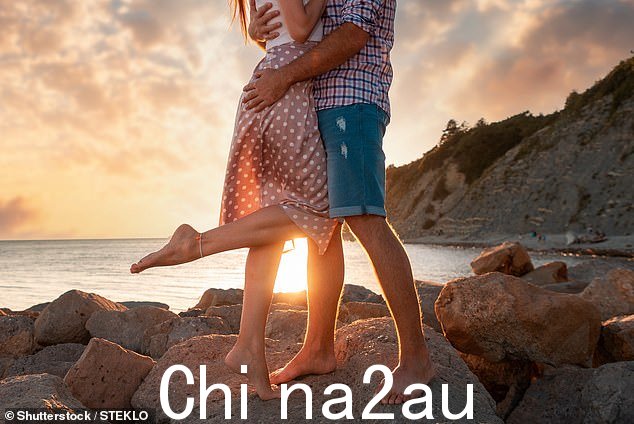 假日浪漫通常基于身体吸引力:你们只有很短的时间来建立联系,而欲望是最快的结合者。使用的库存图片
