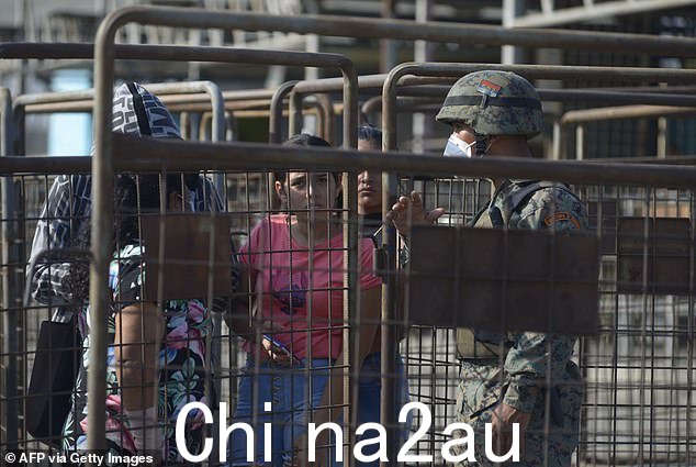 文件:2021 年 9 月 28 日厄瓜多尔瓜亚基尔瓜亚基尔地区监狱发生骚乱期间,囚犯亲属向警方询问信息