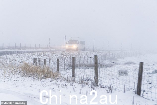 今天早上,一名驾车者在 Killhope 的雪中穿过达勒姆郡