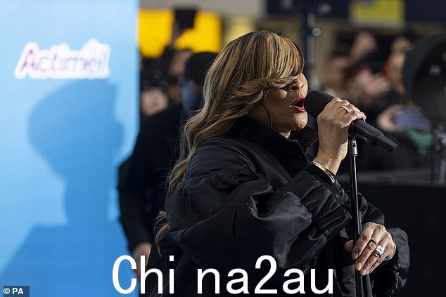 Louisa Gabrielle Bobb,专业名称为 Gabrielle,留着她标志性的侧掠刘海和光滑的红色唇膏