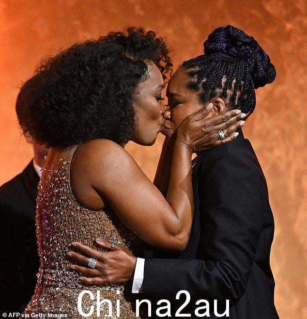 她被女演员雷吉娜·金 (Regina King) 授予美国电影艺术与科学学院荣誉奥斯卡奖,在走向麦克风发表获奖感言之前,安吉拉在雷吉娜 (Regina) 的嘴上深深地吻了一下