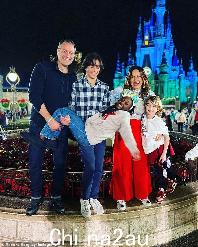 Hargitay 和 Amaya 忽略了家里三位男人的建议 - 她的丈夫 Peter Hermann、17 岁的儿子 August 和 12 岁的儿子 Andrew(摄于 2022 年)