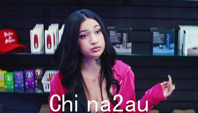 Bhad Bhabie 将以她的第一个电影角色拉开新年的序幕。这位 20 岁的怀孕说唱歌手在即将上映的喜剧电影《六月药店》中扮演烟店的收银员