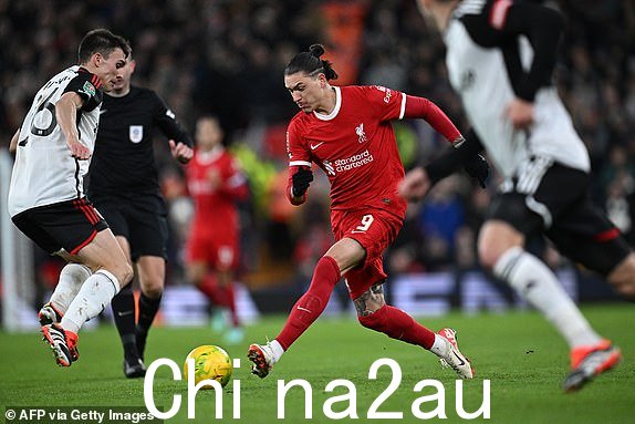 富勒姆的葡萄牙中场 #26 Joao Palhinha (左)于2024年1月10日在英格兰西北部利物浦的安菲尔德举行的英格兰联赛杯半决赛首回合利物浦和富勒姆之间的足球比赛中与利物浦的乌拉圭前锋#09达尔文·努涅斯进行比赛。(保罗·埃利斯/法新社拍摄) / 仅限编辑用途。不得使用未经授权的音频、视频、数据、赛程表、俱乐部/联赛徽标或“直播”服务。在线比赛中使用仅限 120 张图像。加时赛中可额外使用 40 张图像。无视频模拟。比赛中社交媒体使用仅限 120 张图像。加时赛中可额外使用 40 张图像。不得用于投注出版物、游戏或单一俱乐部/联赛/球员出版物。/(照片由 PAUL ELLIS/法新社拍摄)来自 Getty Images)