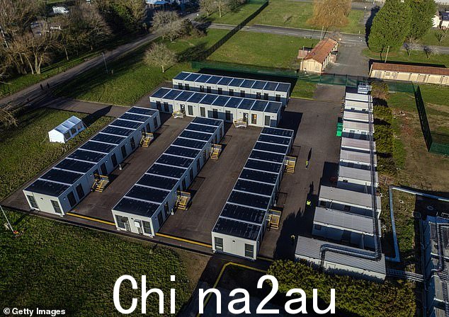 大约 650 名寻求庇护者被安置在前英国皇家空军基地翻新的营房和可移动建筑中——这只是政府希望安置在那里的 1,700 名寻求庇护者的一小部分