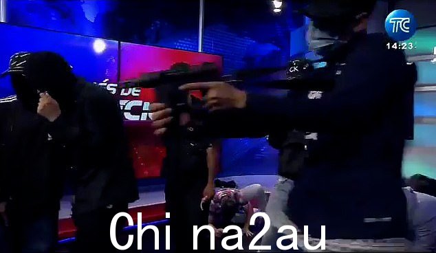 武装人员闯入厄瓜多尔一家公共电视频道进行现场直播,并威胁民众。在厄瓜多尔政府因明显的事件而实施紧急状态后,该国正遭受一系列袭击。一名强大的帮派头目越狱