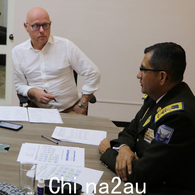 我遇到了巴勃罗·拉米雷斯将军,他被指控参与犯罪组织,据称该组织向毒贩提供“监狱和司法福利”