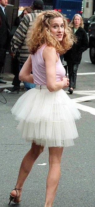 莎拉·杰西卡·帕克 (Sarah Jessica Parker) 的《欲望都市》片头芭蕾舞短裙(如图)由剧中服装设计师帕特里夏·菲尔德 (Patricia Field) 于 1997 年制作,售价 9,600 英镑