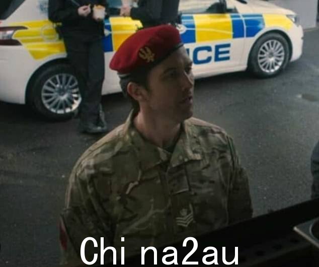 专家认为 Shane 应该让时尚警察对他佩戴头饰的方式进行调查,因为在场景中头饰的位置经常不正确