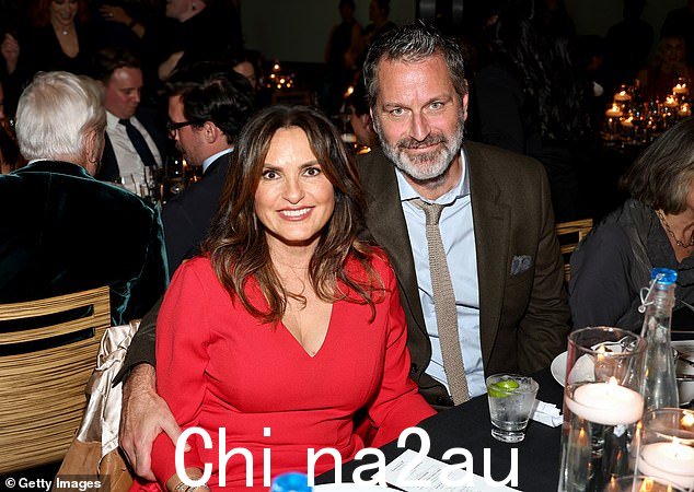 Mariska 说,多年来她“最小化”了强奸,然后她才“反思并认识到:“我的丈夫彼得(赫尔曼)记得我说过,“我的意思是,这不是强奸。”然后我身上的事情开始发生变化(十月与赫尔曼合影)