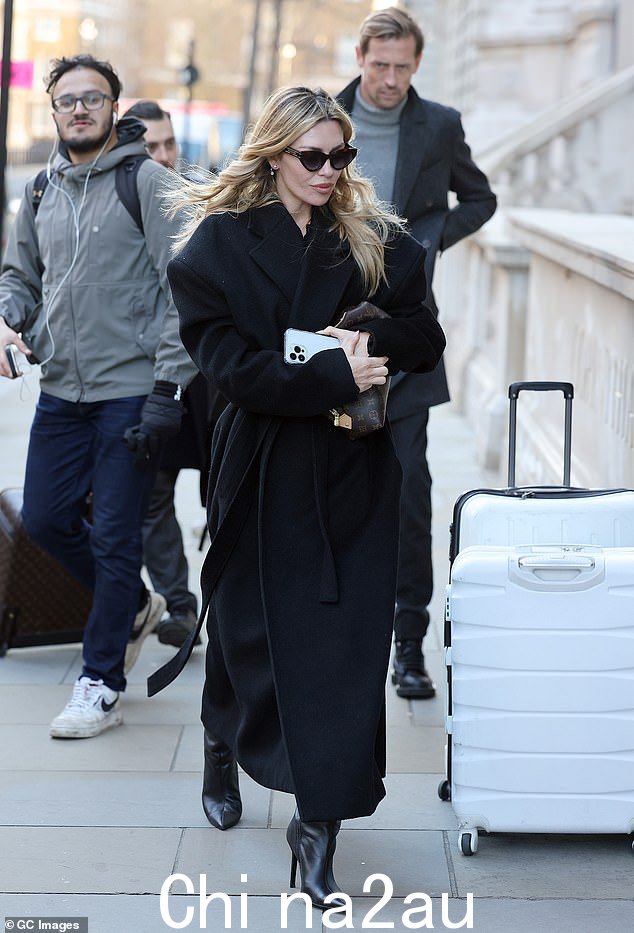 Abbey Clancy,38 岁,周三,在健康恐慌导致腰部以下麻木后,她与 42 岁的丈夫 Peter Crouch 一起吃生日午餐,惊呆了