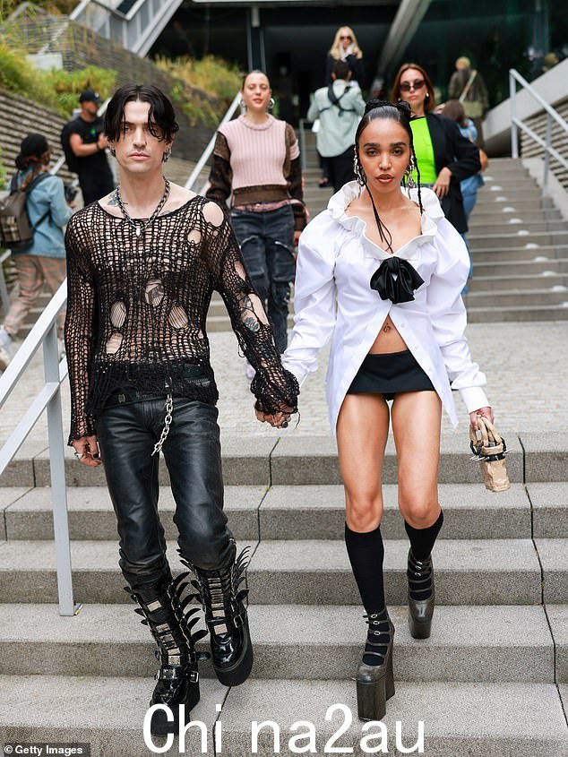 Twigs 在三月初的 Instagram 帖子中宣布了她与摄影师乔丹的关系,称他为“一位美丽的艺术家,他的心恢复了我对爱情的信心”