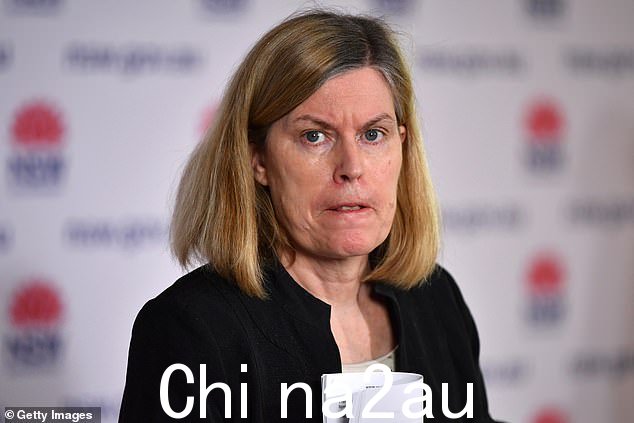 新南威尔士州首席卫生官 Kerry Chant 博士在周四上午的新闻发布会上要求 Covid-19 检测呈阳性的人在超市戴口罩。