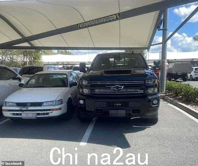 雪佛兰索罗德 (Chevrolet Silverado) 的车主最近猛烈抨击了丰田卡罗拉 (Toyota Corolla) 的司机，因为他将车停在昆士兰地区机场的两个皮卡使用的公园之一