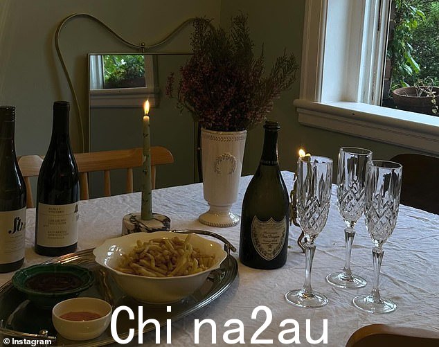 克里斯汀·费舍尔 (Kristin Fisher) 用一瓶价值 600 美元的 2008 年年份唐培里侬 (Dom Perignon) 香槟和一碗小费薯条庆祝财务胜利，周二发布在 Instagram 上的这张照片