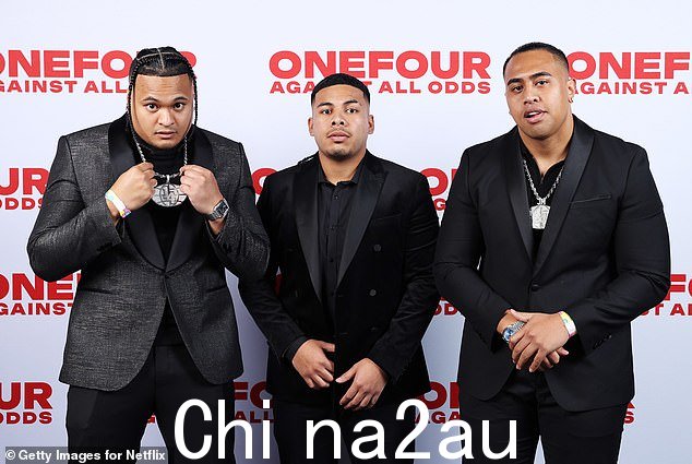 OneFour 成员在他们的 Netflix 纪录片首映式上合影。 (Spenny 位于左侧,Celly 位于中间,J Emz 位于右侧)