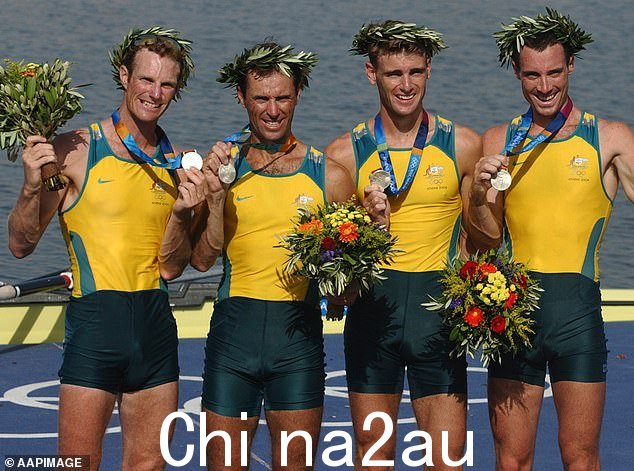 Simon Burgess(左二)在 2004 年雅典奥运会上赢得轻量级无舵手四人赛艇银牌后的照片