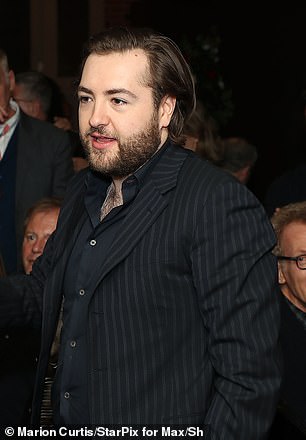 詹姆斯·甘多菲尼 (James Gandolfini) 24 岁的儿子迈克尔 (Michael) 与 HBO 标志性电视剧《黑道家族》(The Sopranos) 的明星们一起在纽约小意大利的 Da Nico Ristorante 参加该剧 25 周年纪念活动,他的样子就像他已故的父亲一样。星期三