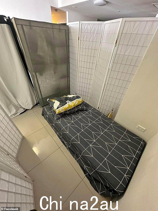 这篇文章展示了一个由灰色和白色床单组成的床垫,坐在瓷砖地板上,周围环绕着脆弱的隔断和奇异的窗帘
