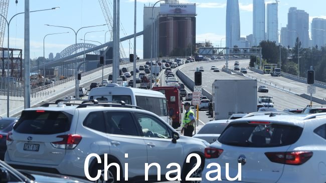在交通进入城市后,在公园绿地上发现石棉对当地居民来说是一个打击立交桥开通后,交通几乎陷入停滞。图片:每日电讯报/理查德·多布森。