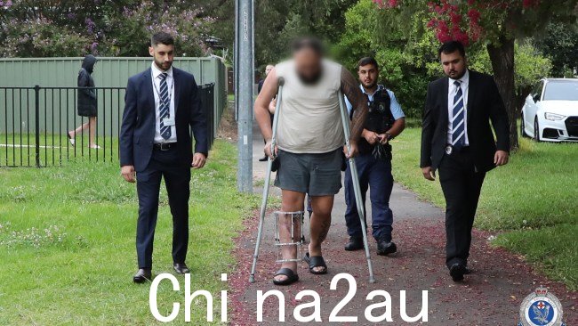 在西南大都会行动支援小组的协助下,突击队侦探周四,警方在卡特赖特执行搜查令,逮捕了一名 26 岁男子。图片:新南威尔士州警方