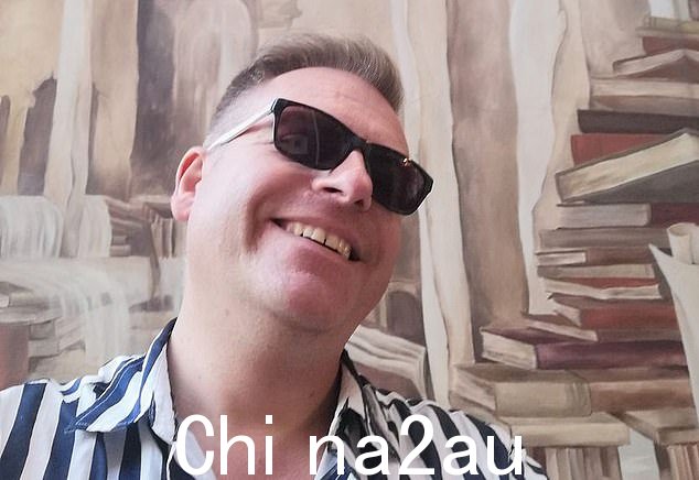 据称这名名誉扫地的牧师在他的公寓里与一名男妓和他的朋友举办了一场派对,但其中一名男子倒地后,警察和护理人员被拒绝进入