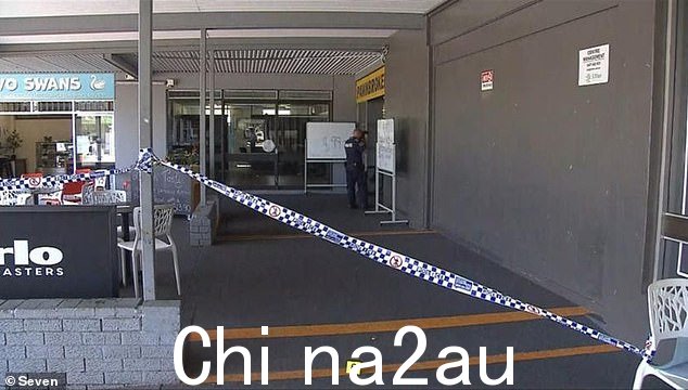据了解,在警察到达之前,公众介入并对该男子提供了帮助(如图所示)