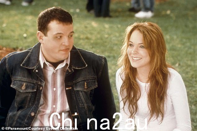 Lohan 扮演在家接受教育的青少年 Cady Heron;与联合主演丹尼尔·弗兰泽斯一起出现