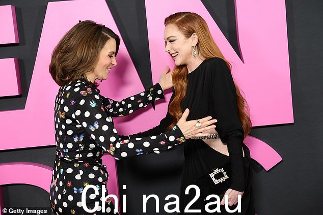 有人发现她与 Fey 在红地毯上相遇,后者在 2004 年的电影中与 Lohan 共同编剧并主演