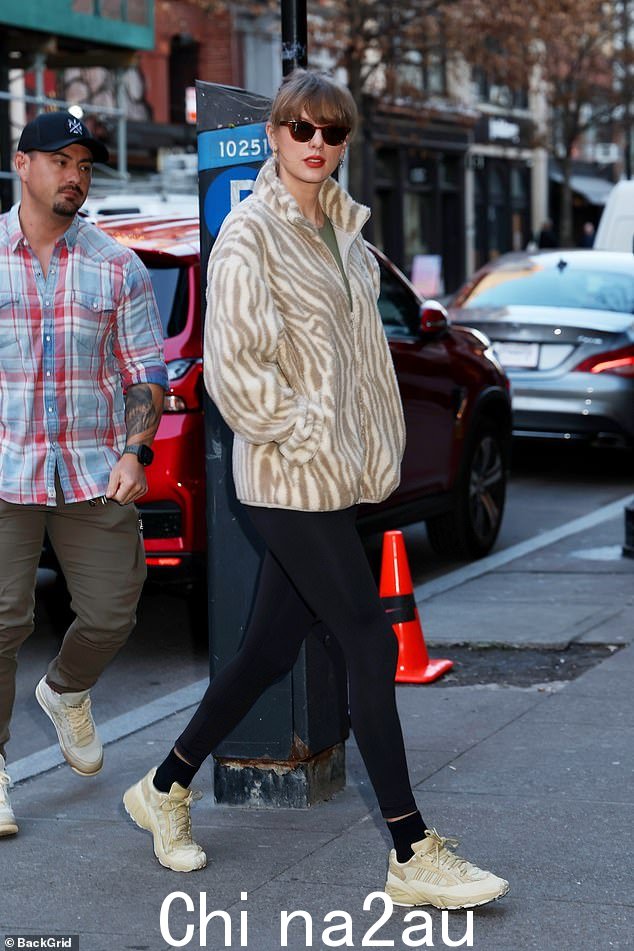 运动时尚:泰勒·斯威夫特 (Taylor Swift) 穿着一双来自 Ivy Park 系列的阿迪达斯运动鞋来到录音室,表达了对超级巨星碧昂丝·诺尔斯-卡特 (Beyoncé Knowles-Carter) 的支持