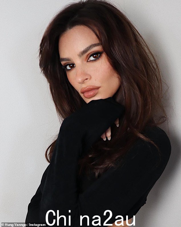 发型师 Jennifer Yepez 为 Ratajkowski 的黑发流苏鬃毛做了发型,化妆师 Hung Vanngo 完全塑造了她的肤色