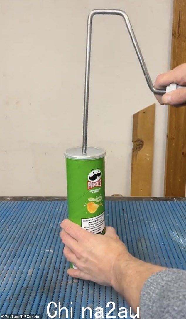 TikToker @tipcentric ,据了解来自英国,展示了一个简单的品客薯片包如何帮助保持工具清洁