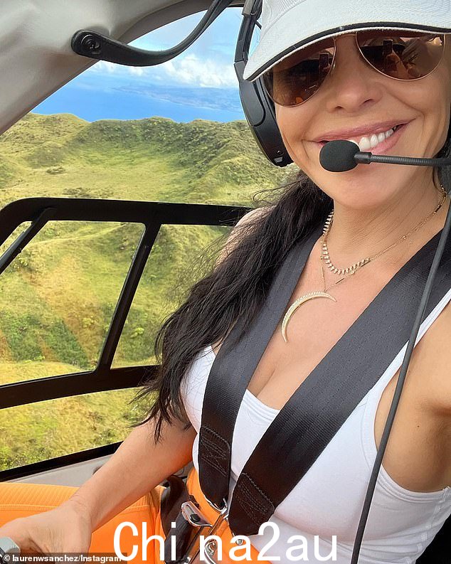 电视主播转型为直升机飞行员的劳伦·桑切斯 (Lauren Sanchez) 将荣获今年第 21 届年度航空传奇奖。照片中她乘坐直升机
