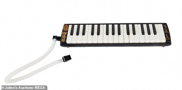 格莱美奖得主 Jon Batiste 捐赠了一张 Hohner Instructor 32 旋律琴亲笔签名,其中包含从 F3 到 C6 的 32 个中音和女高音音域,估计售价在 500-700 美元之间