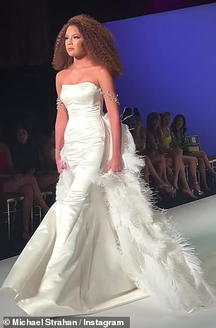 在高中时,伊莎贝拉开启了模特生涯,于 2022 年 4 月在 Sherri Hill 时装秀上首次亮相,并与经纪公司 Women 360 签约=
