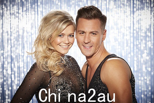 近 1300 万电视观众观看了 42 岁的苏珊娜·肖 (Suzanne Shaw) 击败圣橡队 (Hollyoaks) 演员克里斯·方丹 (Chris Fountain) 的比赛,克里斯·方丹是最有希望获得冠军的人(与搭档马特·埃弗斯 (Matt Evers) 合影)