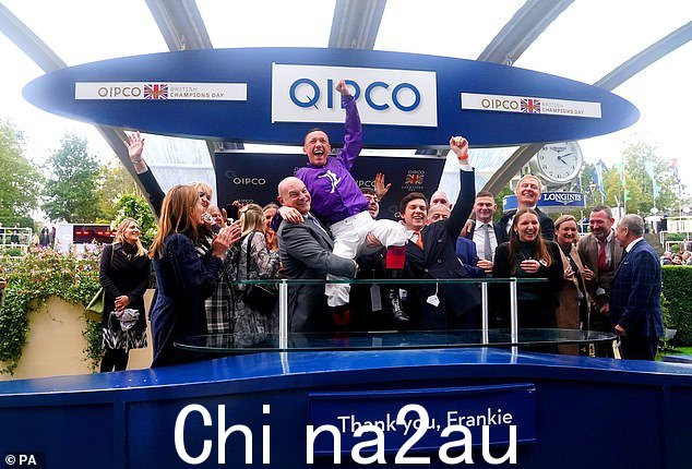 Frankie Dettori 在伯克郡阿斯科特赛马场举行的 QIPCO 英国冠军日期间赢得 Qipco 冠军锦标赛以及他在英国职业生涯的最后一次骑行 King Of Steel 后进行庆祝