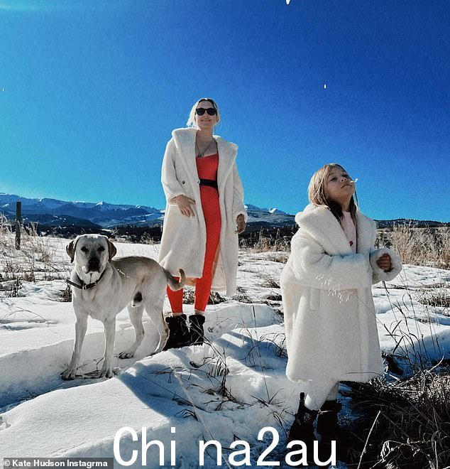 她的迷你我:在周三上传到这位 44 岁女演员 Instagram 的新照片中,两人在一条白色拉布拉多犬的陪伴下一起走过冰冷的小路,看上去幸福快乐Retriever