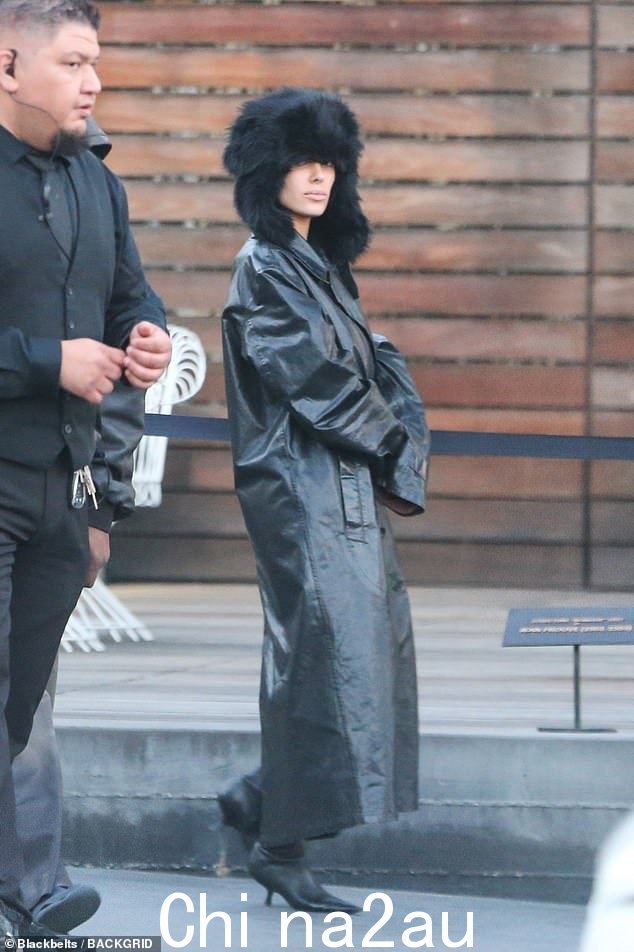 Bianca,29 岁,West 最近宣布 2024 年穿的衣服将比以往任何时候都少,但她却采取了相反的风格方向,穿上了一件极其宽松的皮大衣,搭配一件黑色fluffy hat