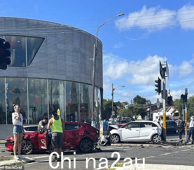 周五高峰时段，悉尼最繁忙的道路之一发生多车相撞事故，九人被紧急送往医院