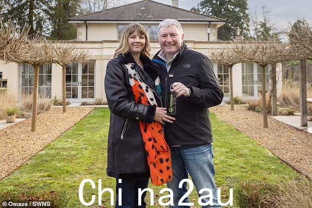 Omaze 官员联系 53 岁的迈克尔·马赫 (Michael Maher),说他赢得了奖品,他十几岁的女儿警告他不要太兴奋。图为:迈克尔和他的妻子阿曼达 (Amanda) 在他们令人惊叹的新家外