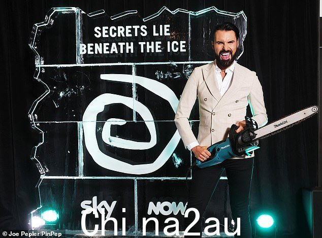 Rylan 在活动中与机械合影,看起来玩得很开心