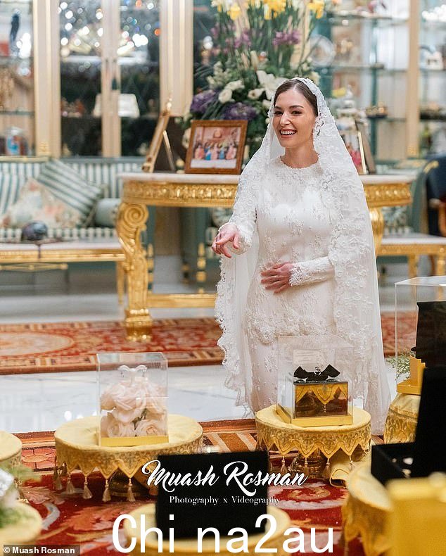 Anisha Rosnah,29 岁,在斯里巴加湾市举行奢华仪式之前,在努鲁伊曼皇宫举行的这场盛会中,29 岁的阿尼莎·罗斯纳 (Anisha Rosnah) 身穿优雅的白色蕾丝礼服,容光焕发
