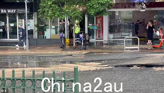 乔治街沿线出现了一个大坑洞和过多的沥青裂缝,据信破坏的干线就位于此处