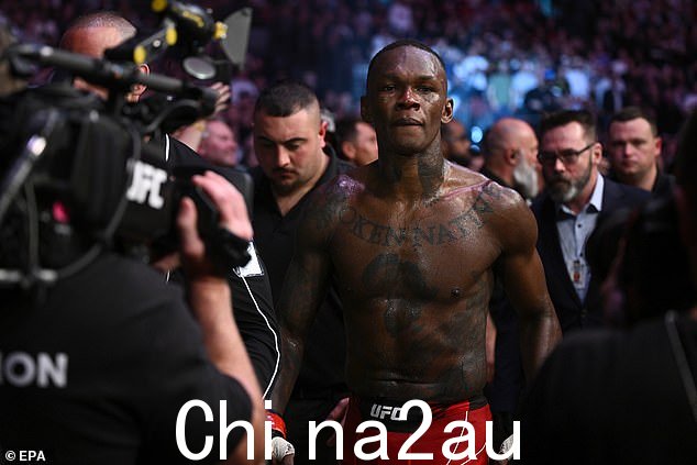 Israel Adesanya 在被 Sean Strickland 击败后离开八边形