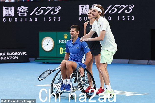 诺瓦克·德约科维奇在罗德·拉沃竞技场的慈善活动中尝试轮椅网球